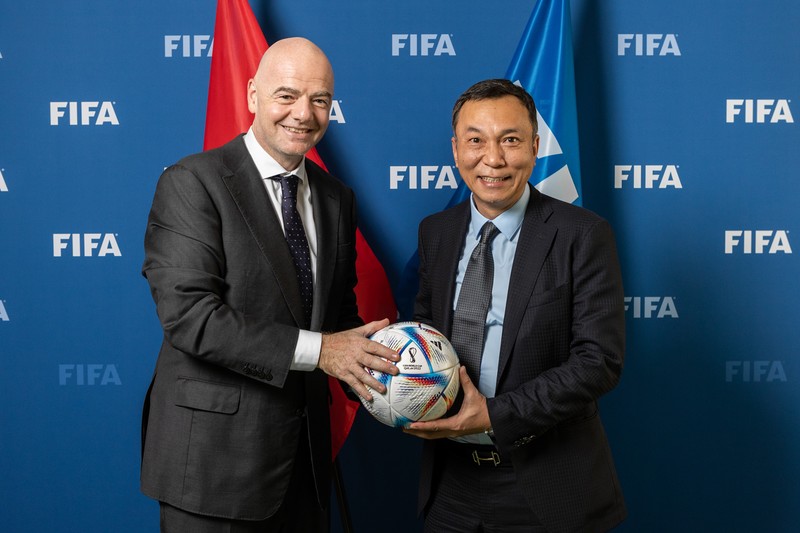 Chủ tịch FIFA Gianni Infantino và Chủ tịch Liên đoàn Bóng đá Việt Nam Trần Quốc Tuấn. Ảnh: VFF