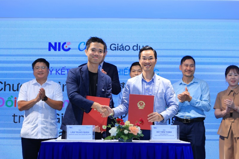 Canva hợp tác cùng Trung tâm Đổi mới sáng tạo Quốc gia (NIC) đào tạo 30.000 giáo viên về công nghệ và AI, hướng tới phát triển nguồn nhân lực số tại Việt Nam.