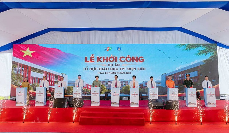 Các đại biểu thực hiện nghi thức khởi công Tổ hợp Giáo dục FPT tại Điện Biên.