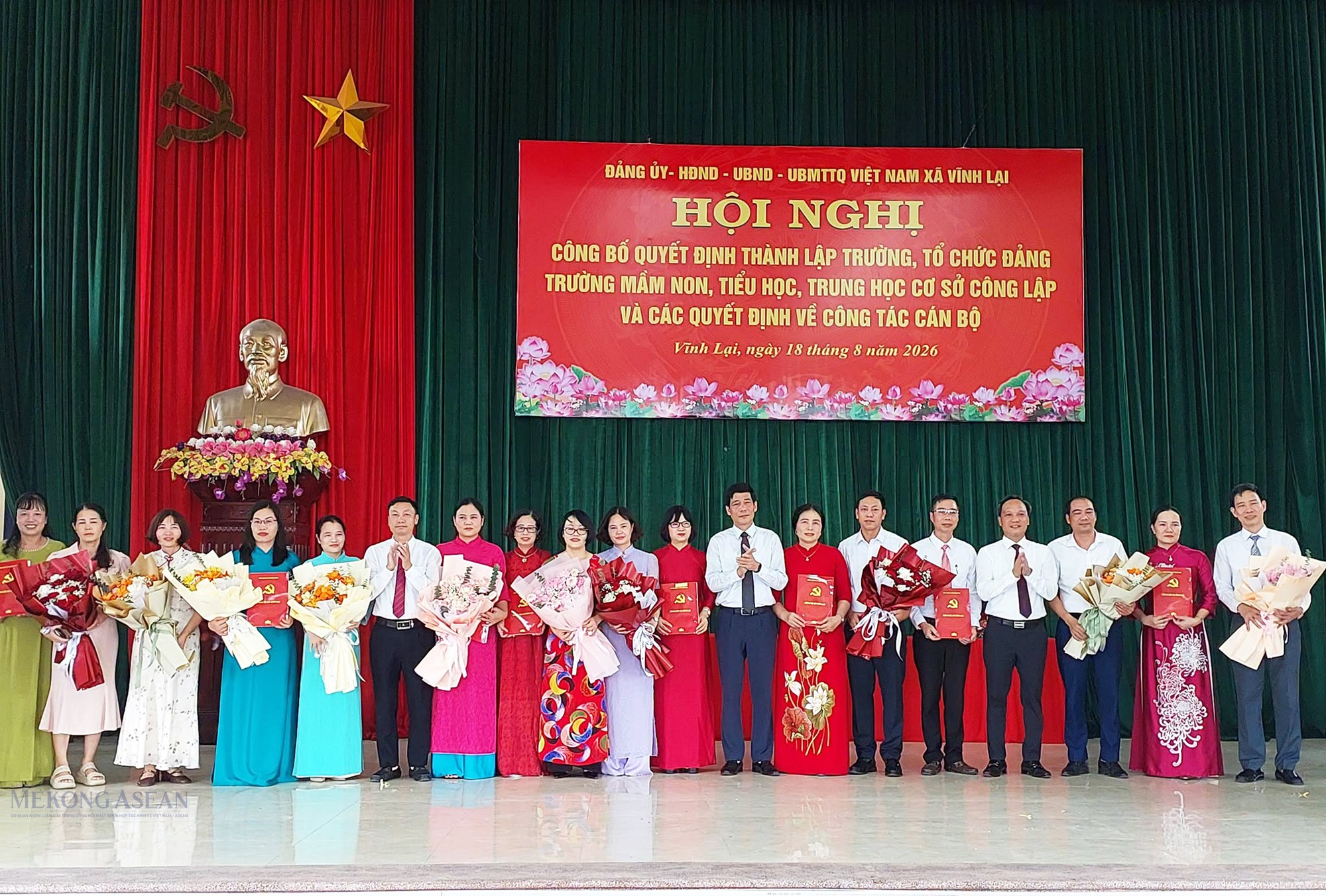 Lãnh đạo xã Vĩnh Lại (thành phố Hải Phòng) trao các quyết định thành lập trường, tổ chức Đảng trường mầm non, tiểu học, trung học cơ sở công lập và các quyết định về công tác cán bộ trên địa bàn xã, sáng 18/8/2026. Ảnh: Kim Chung.