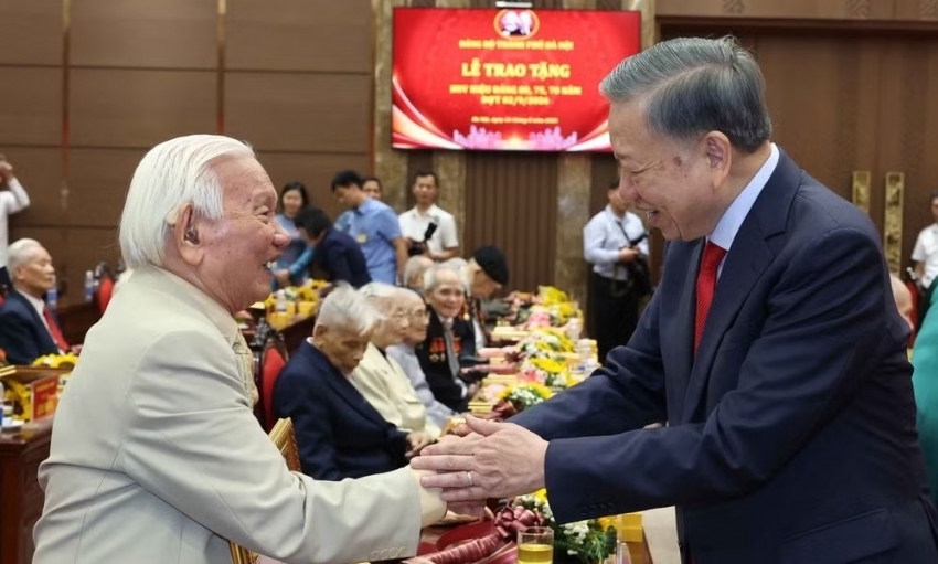 Tổng Bí thư, Chủ tịch nước trao Huy hiệu Đảng tặng các đảng viên lão thành Thủ đô