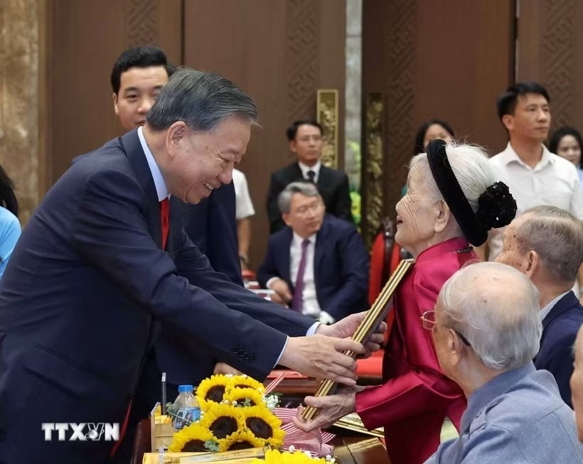 Tổng Bí thư, Chủ tịch nước trao Huy hiệu Đảng tặng các đảng viên lão thành Thủ đô