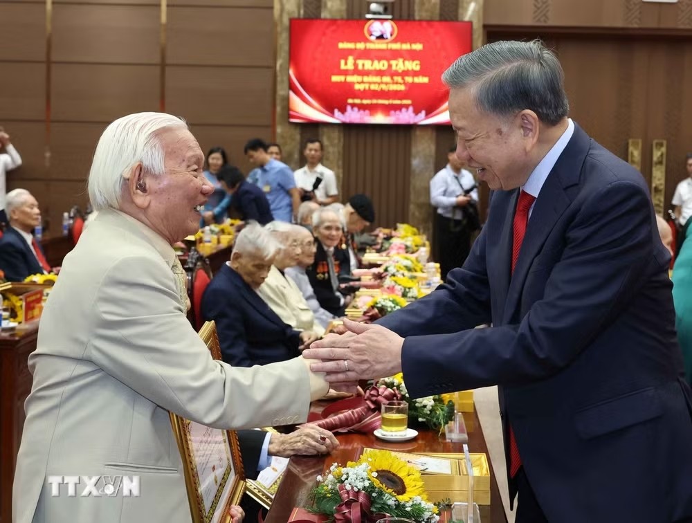 Tổng Bí thư, Chủ tịch nước trao Huy hiệu Đảng tặng các đảng viên lão thành Thủ đô