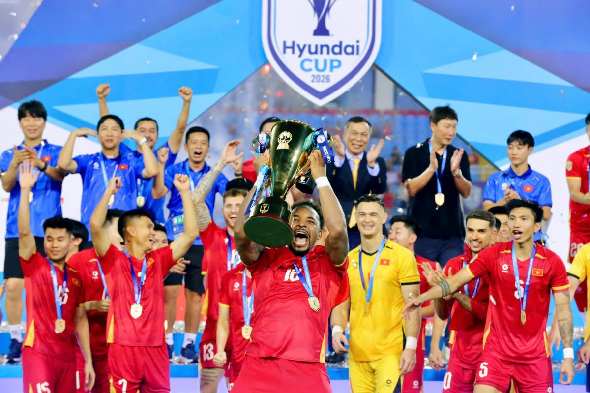 HLV Kim Sang Sik: 'Tôi vỡ òa cảm xúc, gục xuống sau khi hết trận'