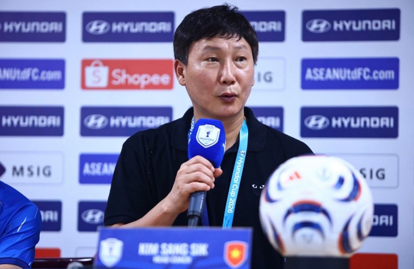 HLV Kim Sang Sik: 'Tôi vỡ òa cảm xúc, gục xuống sau khi hết trận'