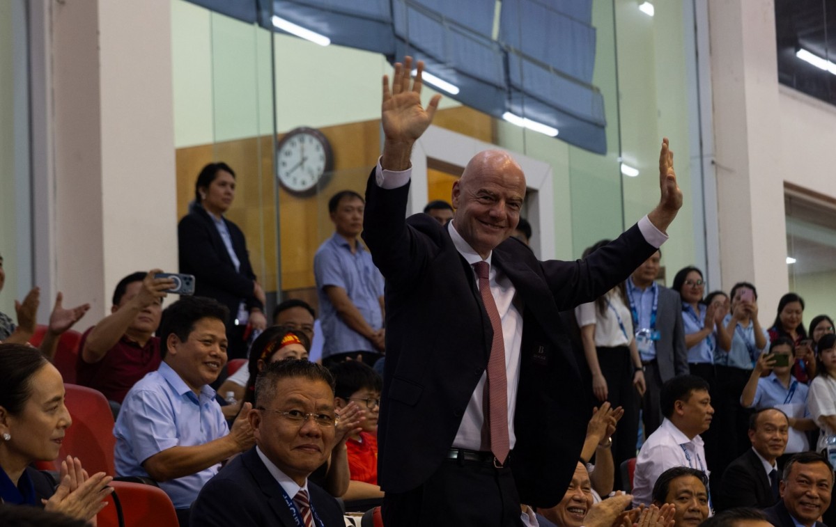 Chủ tịch FIFA Gianni Infantino trên khán đài sân Mỹ Đình tối 26/8. Ảnh: Instagram/@gianni_infantino (tài khoản Instagram của ông Infantino)