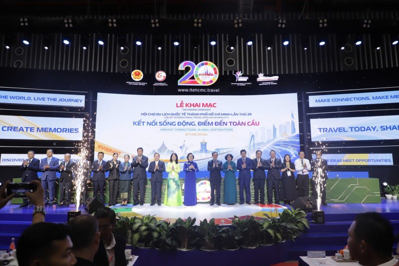 Các lãnh đạo và đại biểu thực hiện nghi lễ khai mạc Hội chợ ITE HCMC 2026 