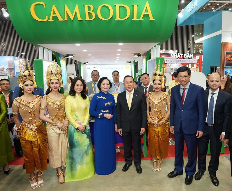 Các đại biểu thăm các gian hàng tại Hội chợ