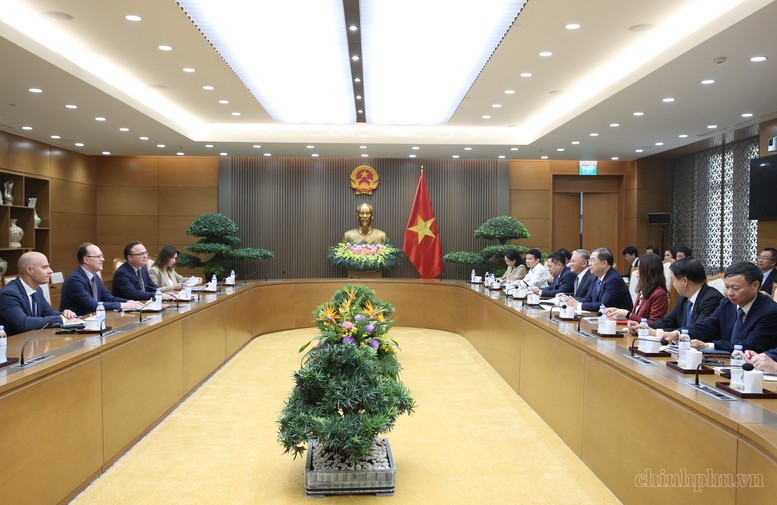 Phó Thủ tướng Thường trực Chính phủ Phạm Gia Túc và Đại sứ Bezdetko Gennady Stepanovich cùng trao đổi nhiều vấn đề mà 2 bên cùng quan tâm trong thúc đẩy quan hệ hợp tác toàn diện giữa 2 nước - Ảnh: VGP.