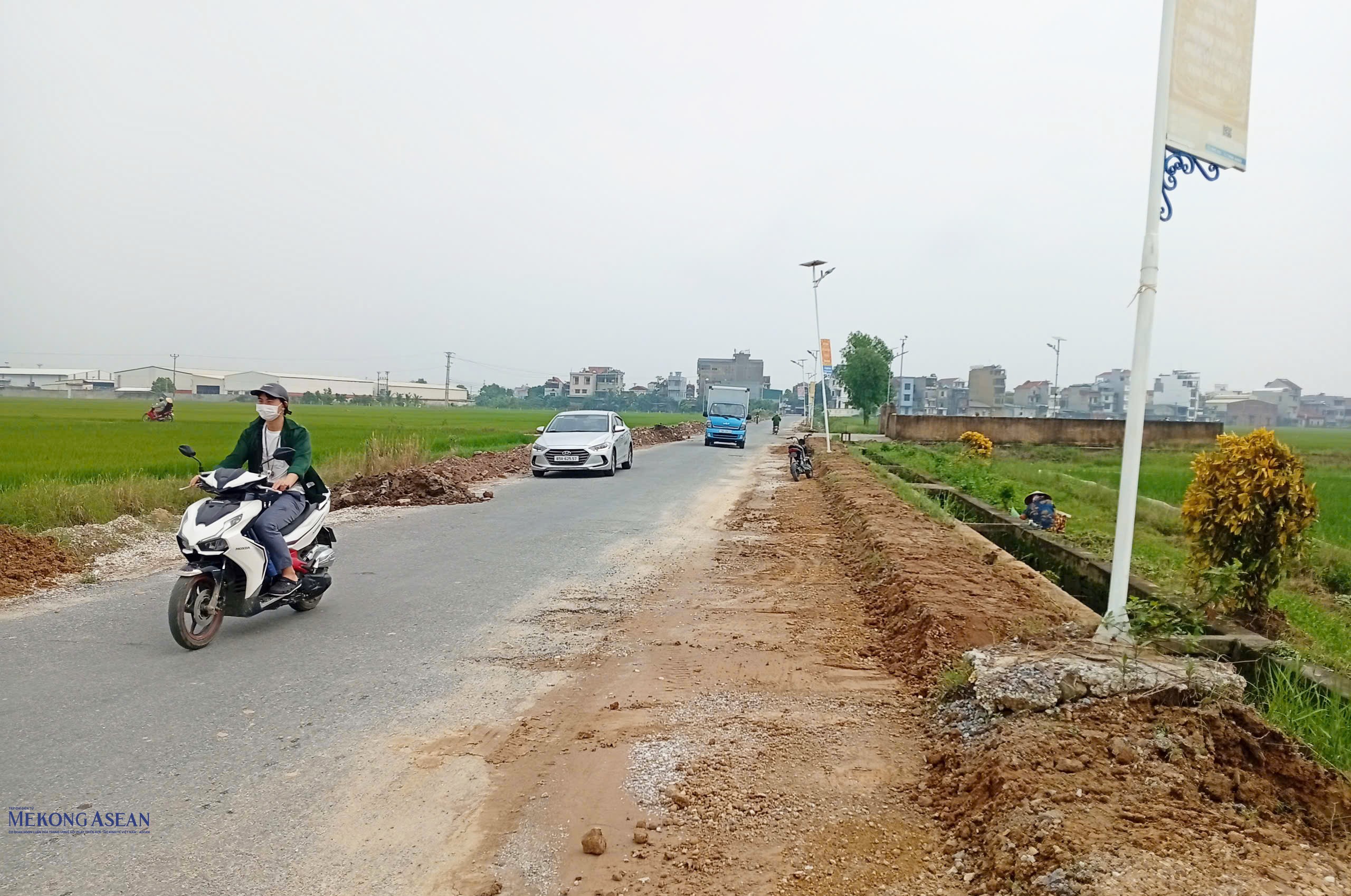 Nâng cấp, cải tạo tuyến đường trên địa bàn xã Hà Tây. Ảnh: Phùng Nguyện. Nâng cấp, cải tạo tuyến đường trên địa bàn xã Hà Tây. Ảnh: Phùng Nguyện.