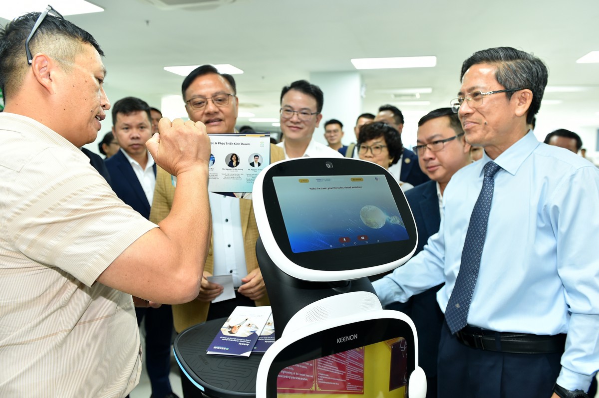 Việt Nam - Lào: Mở rộng không gian hợp tác trong chuyển đổi số, bán dẫn và AI