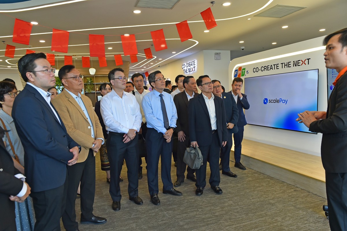 Đoàn công tác thăm trung tâm R&D về công nghệ cao và chip bán dẫn của FPT.