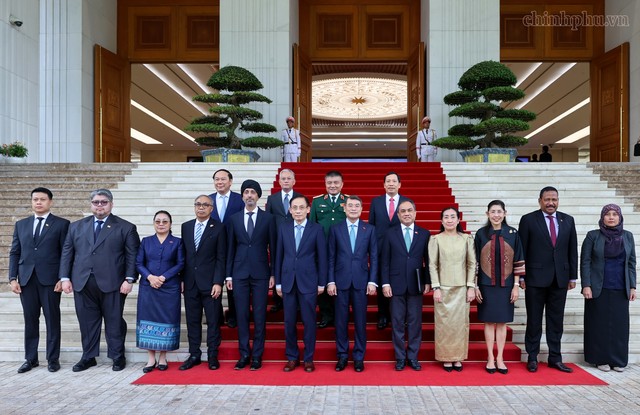 Thủ tướng và Đại sứ, Đại biện các nước ASEAN - Ảnh: VGP.
