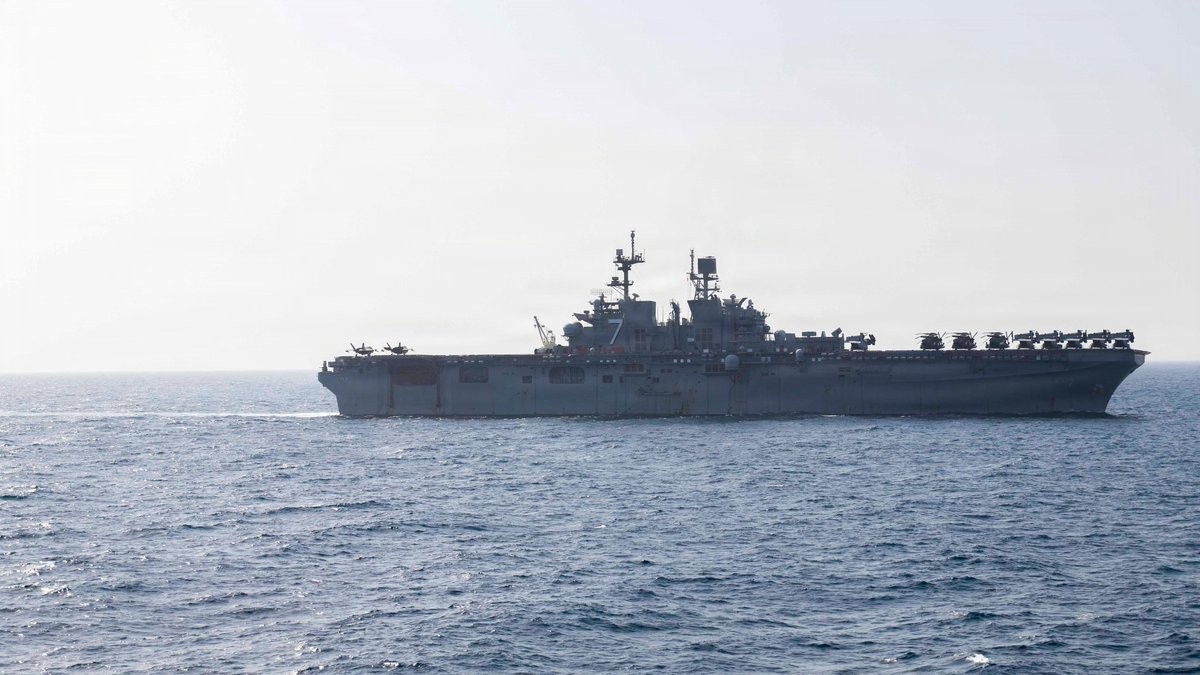 Tàu USS Tripoli của Mỹ thực hiện nhiệm vụ tại khu vực Eo biển Hormuz. Ảnh: X/@CENTCOM (tài khoản X của Bộ Tư lệnh Trung tâm Mỹ)