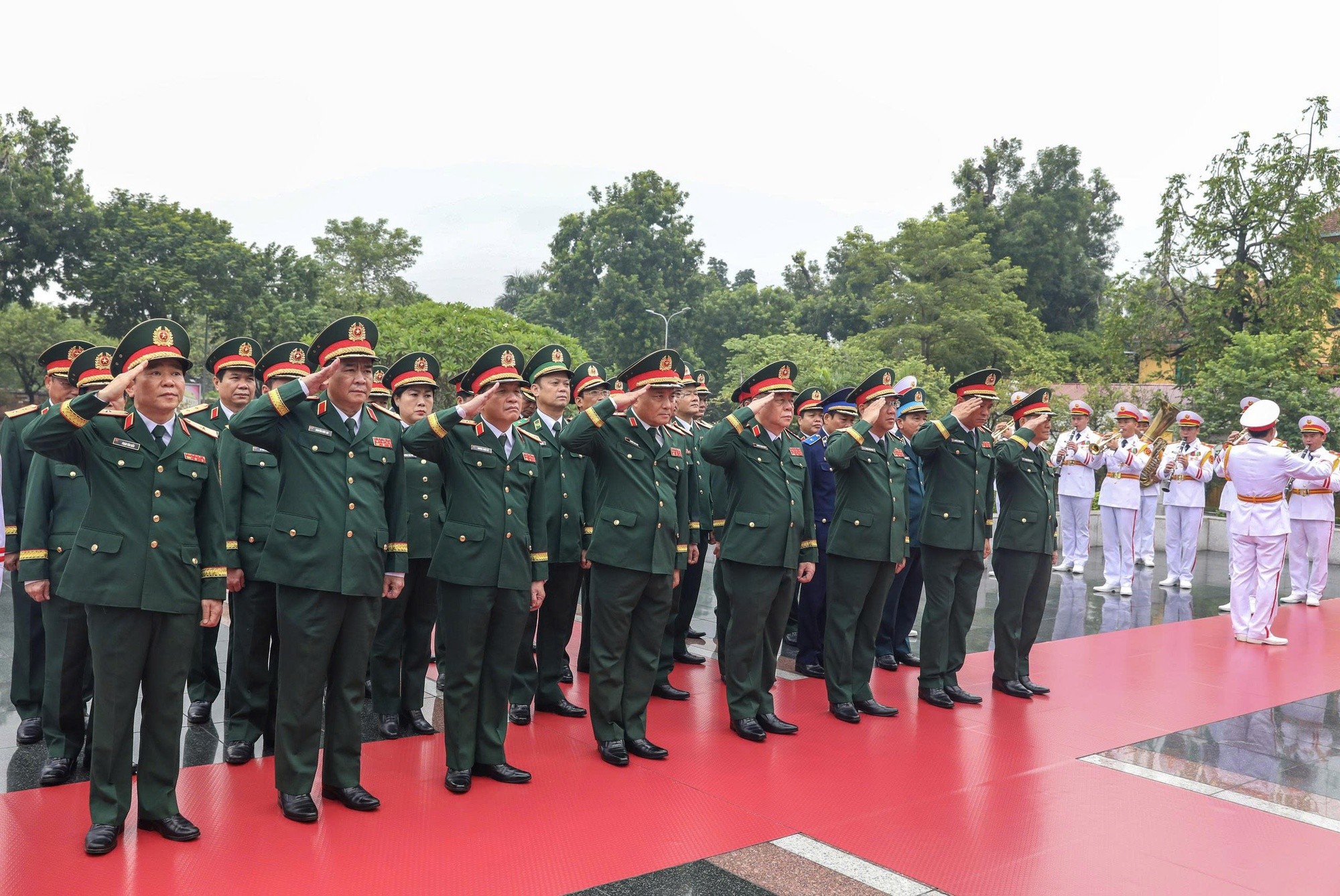Đoàn đại biểu Quân uỷ Trung ương - Bộ Quốc phòng đến đặt vòng hoa tại Đài tưởng niệm các Anh hùng liệt sĩ - Ảnh: chinhphu.vn/Nhật Bắc