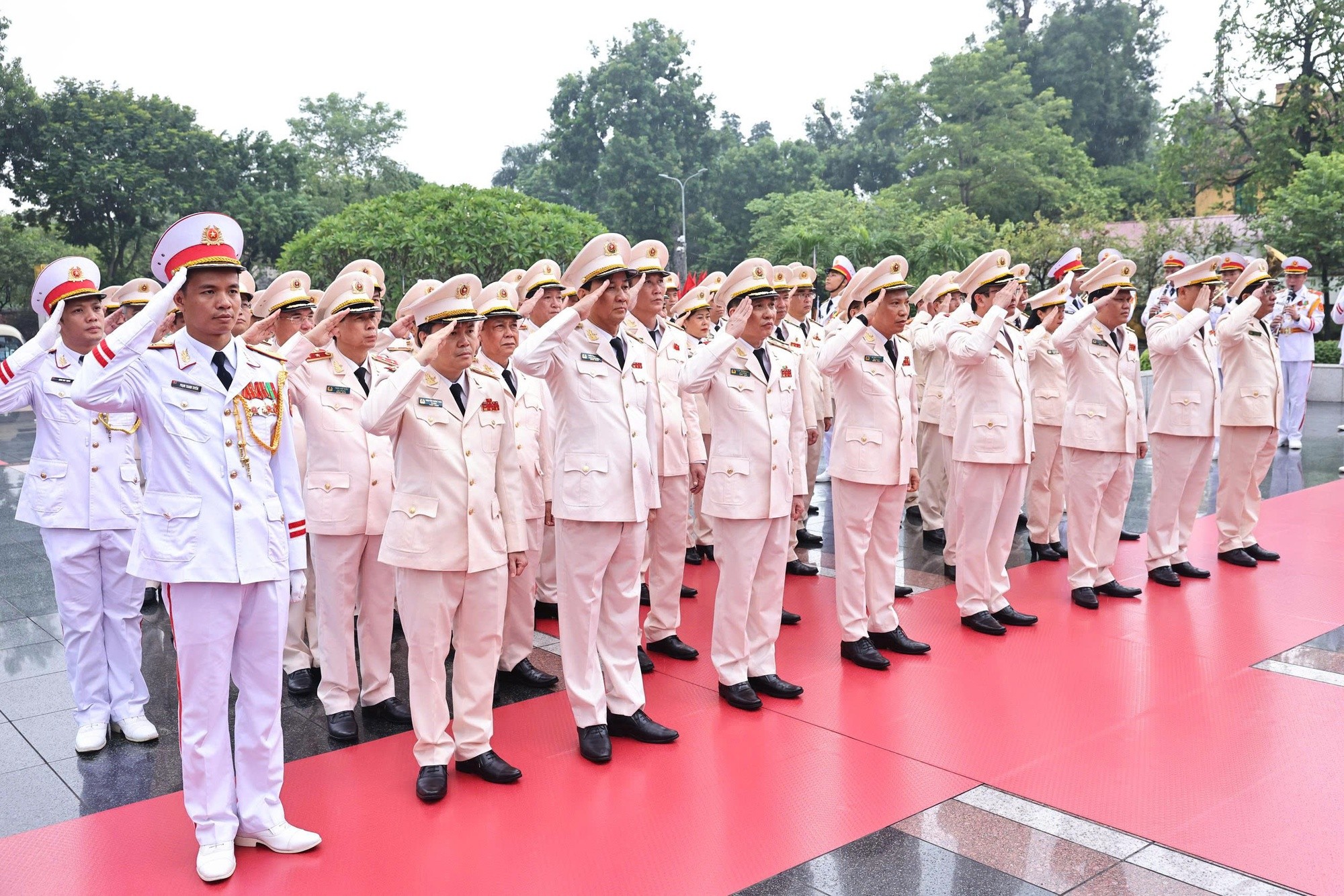 Đoàn đại biểu Đảng ủy Công an Trung ương - Bộ Công an đến đặt vòng hoa tại Đài tưởng niệm các Anh hùng liệt sĩ - Ảnh: chinhphu.vn/Nhật Bắc