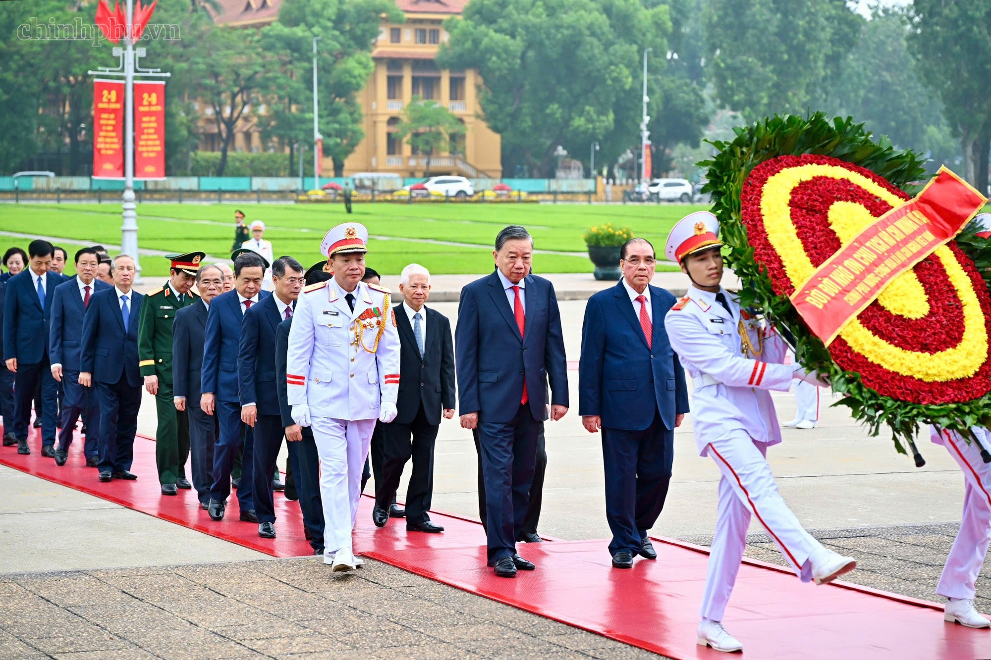 Lãnh đạo Đảng, Nhà nước đến đặt vòng hoa và vào Lăng viếng Chủ tịch Hồ Chí Minh. Ảnh: VGP.