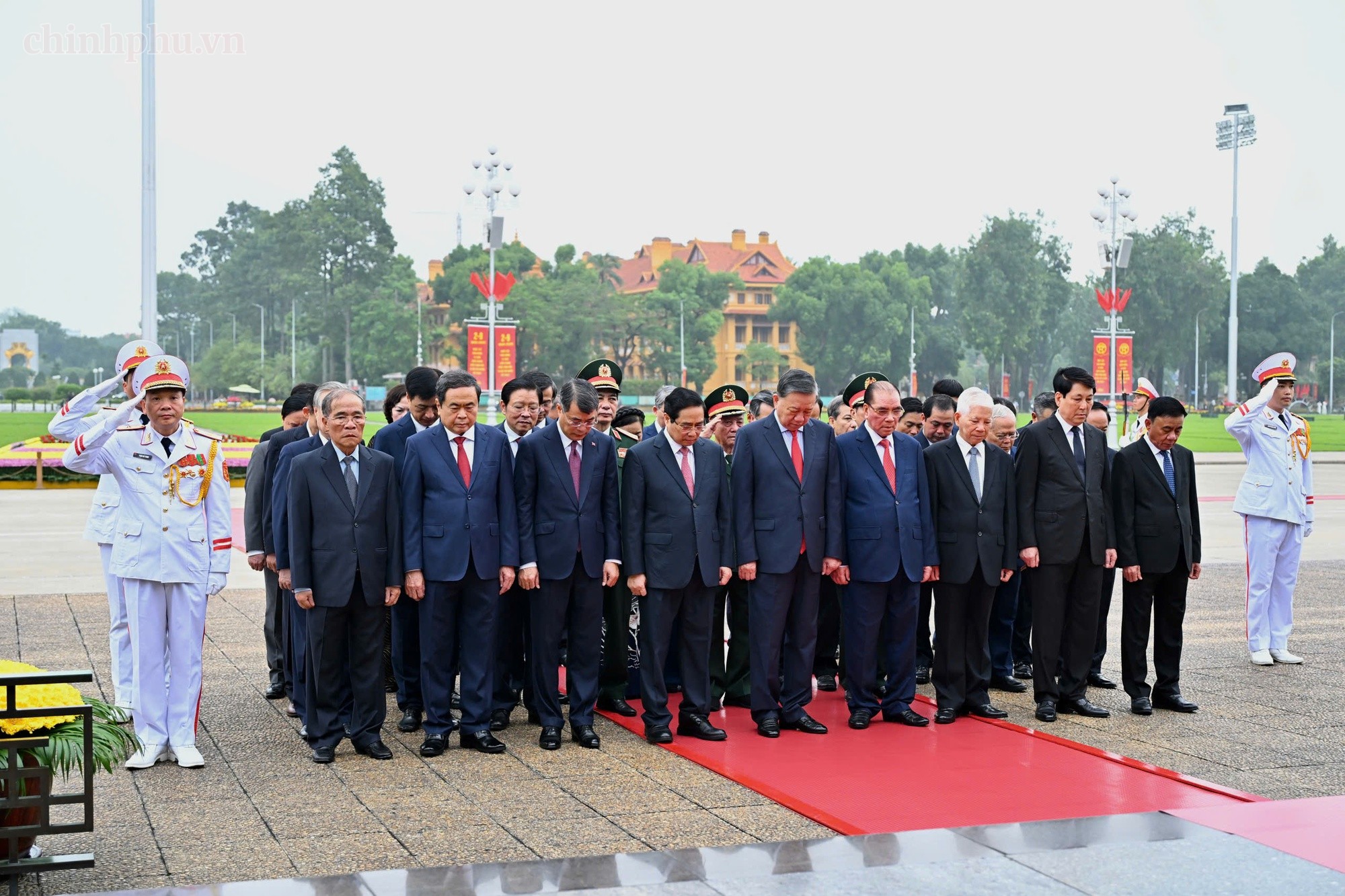 Các đồng chí lãnh đạo, nguyên lãnh đạo Đảng, Nhà nước tưởng nhớ Chủ tịch Hồ Chí Minh. Ảnh: VGP.