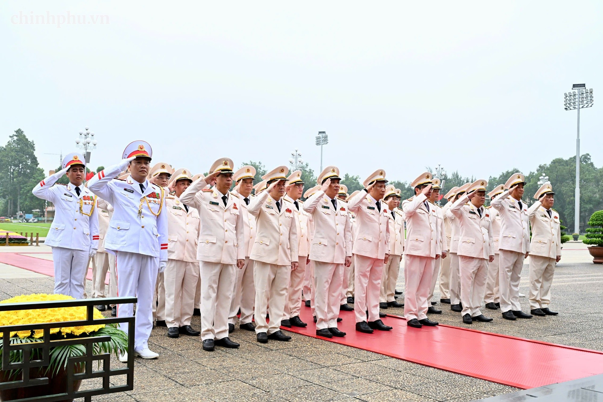 Đoàn đại biểu Đảng ủy Công an Trung ương - Bộ Công an tưởng niệm Chủ tịch Hồ Chí Minh. Ảnh: VGP.
