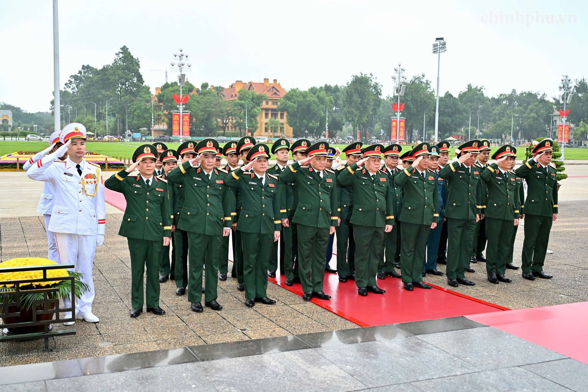 Đoàn đại biểu Quân ủy Trung ương - Bộ Quốc phòng tưởng niệm Chủ tịch Hồ Chí Minh. Ảnh: VGP.
