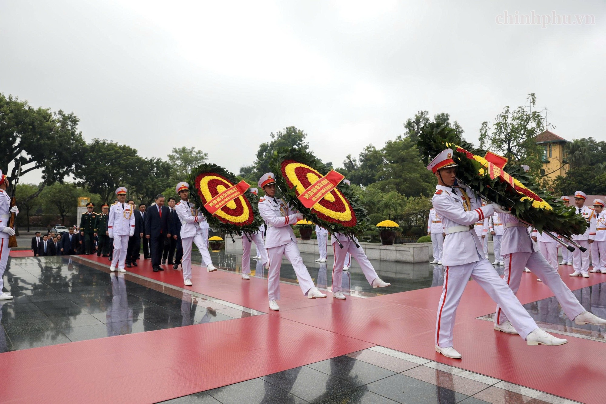 Lãnh đạo Đảng, Nhà nước đến đặt vòng hoa tại Đài tưởng niệm các Anh hùng liệt sĩ. Ảnh: VGP.