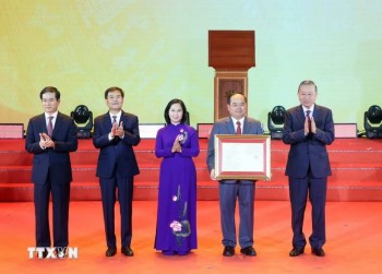Tổng Bí thư, Chủ tịch nước trao Nghị quyết thành lập TP Quảng Ninh