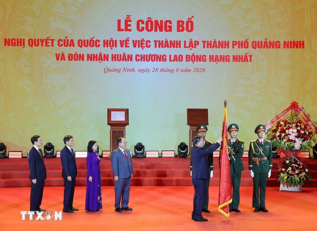 Tổng Bí thư, Chủ tịch nước trao Nghị quyết thành lập TP Quảng Ninh