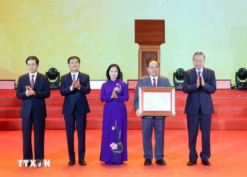 Tổng Bí thư, Chủ tịch nước trao Nghị quyết thành lập TP Quảng Ninh