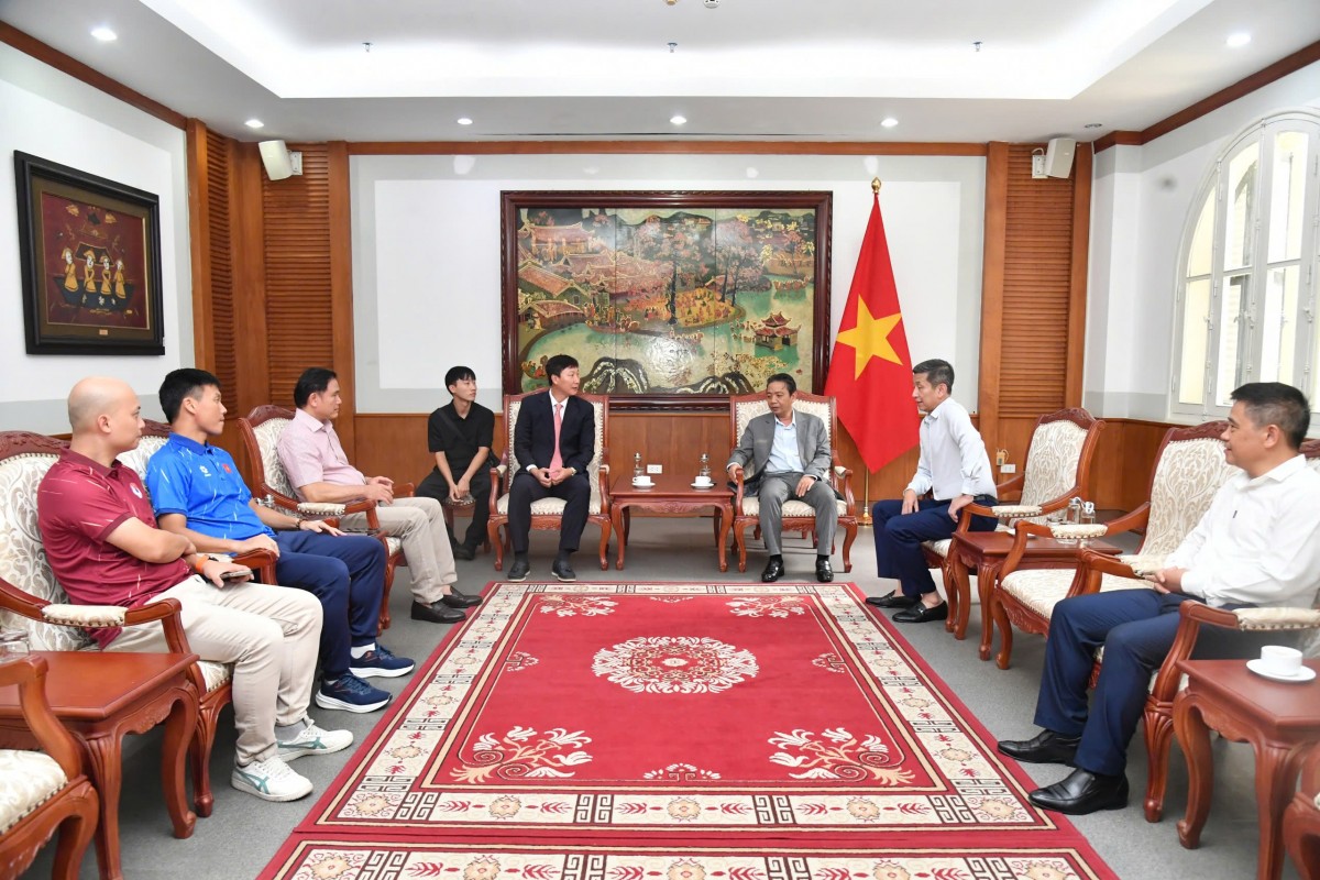 Thủ tướng Lê Minh Hưng tặng quà, đặt kỳ vọng tới tuyển Việt Nam