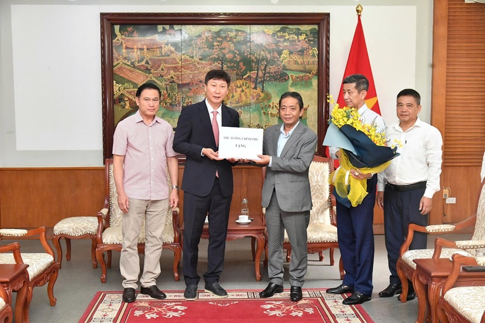 Thủ tướng Lê Minh Hưng tặng quà, đặt kỳ vọng tới tuyển Việt Nam
