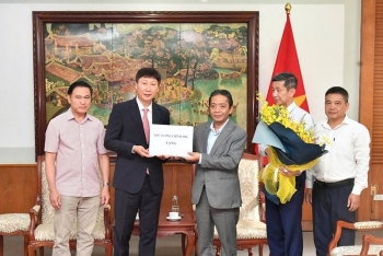 Thủ tướng Lê Minh Hưng tặng quà, đặt kỳ vọng tới tuyển Việt Nam