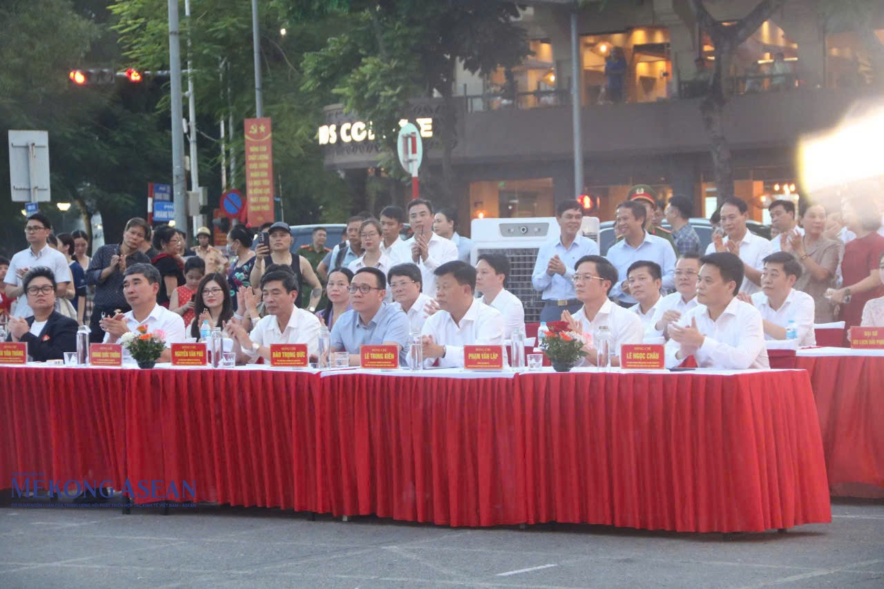 Ông Lê Ngọc Châu, Ủy viên Trung ương Đảng, Bí thư Thành ủy, Trưởng Đoàn đại biểu Quốc hội thành phố Hải Phòng và các đại biểu dự lễ khai mạc. Ảnh: Minh Trang.