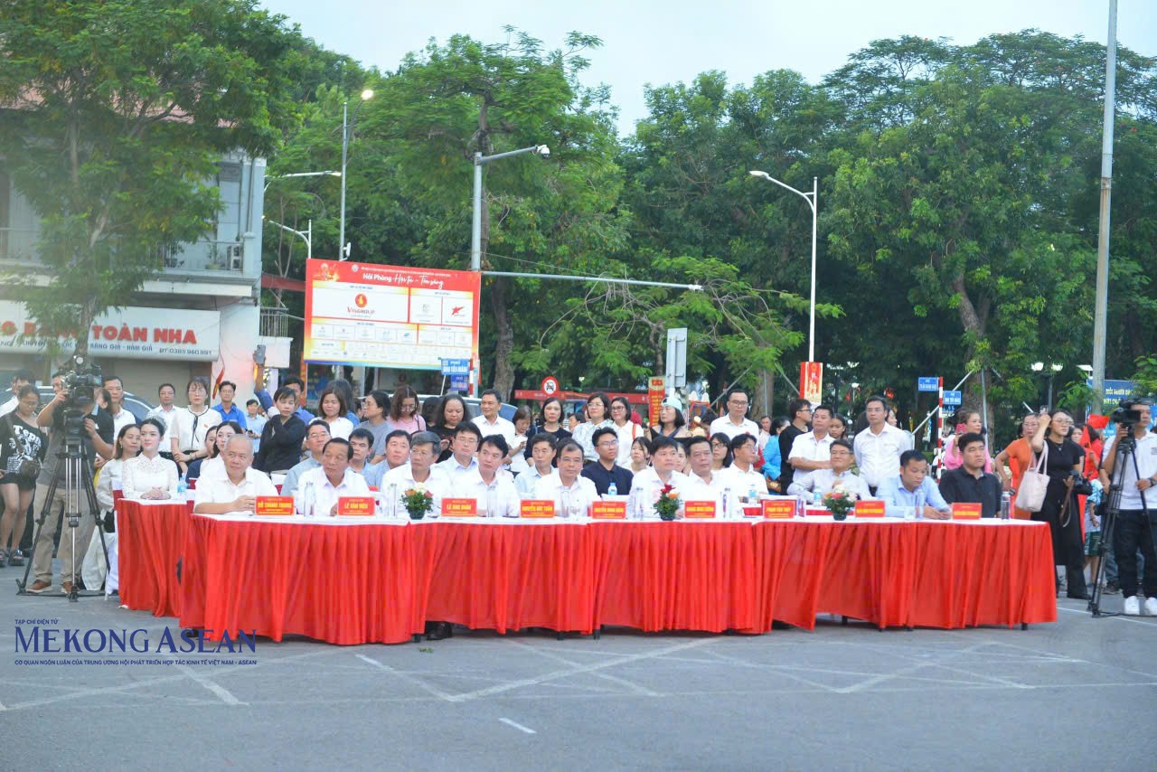 Ông Đỗ Thành Trung, Phó Bí thư Thành ủy, Chủ tịch UBND thành phố Hải Phòng và các đại biểu dự lễ khai mạc. Ảnh: Minh Trang.