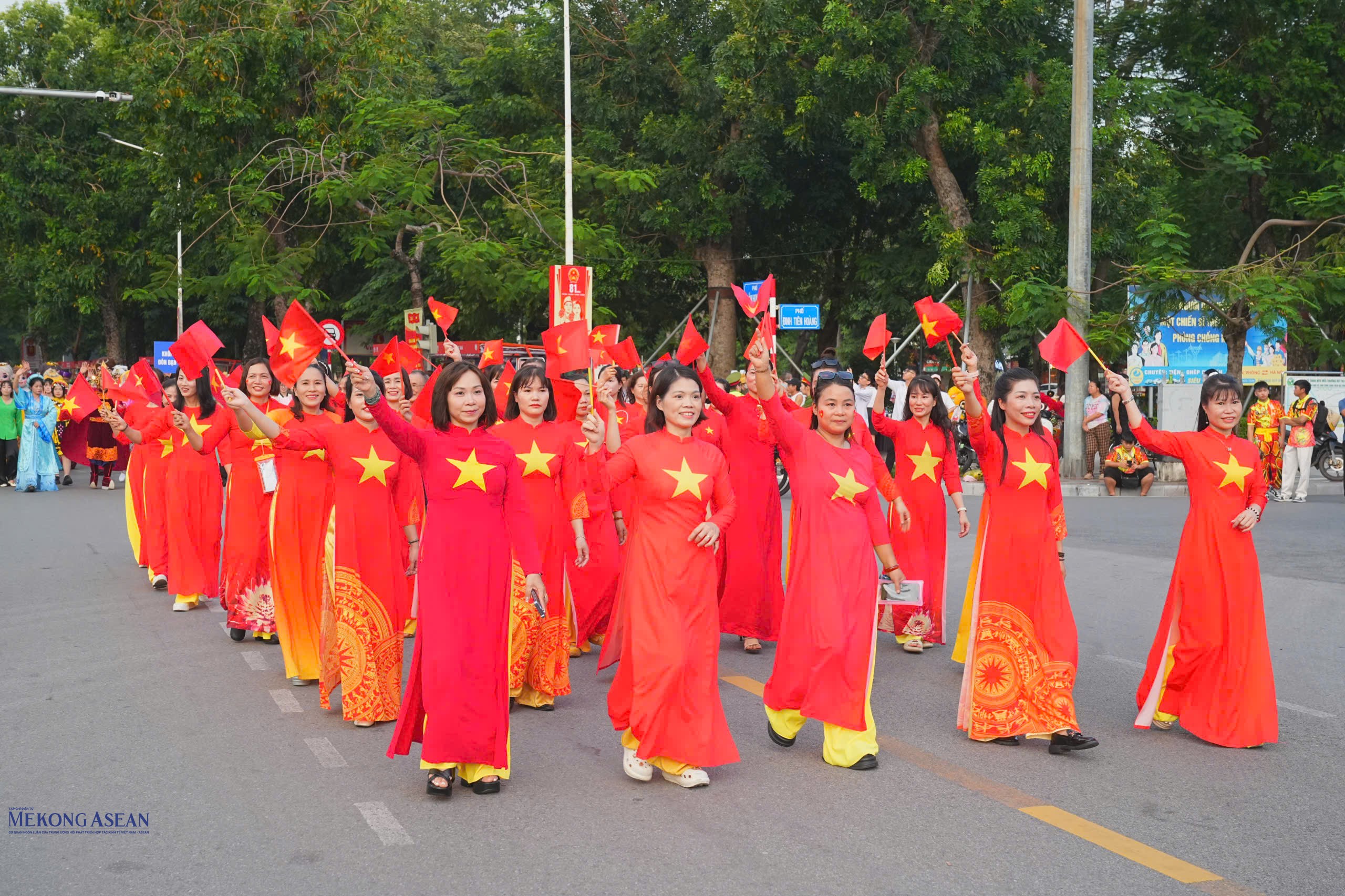 Khối áo dài cờ đỏ sao vàng tại chương trình diễu hành. Ảnh: Minh Trang.