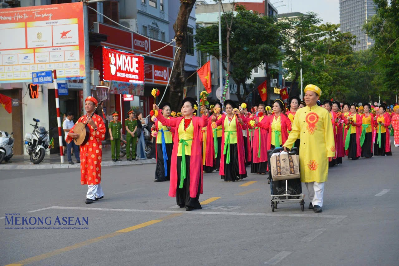 Khối câu lạc bộ dân gian và nghệ nhân tại chương trình diễu hành. Ảnh: Minh Trang.