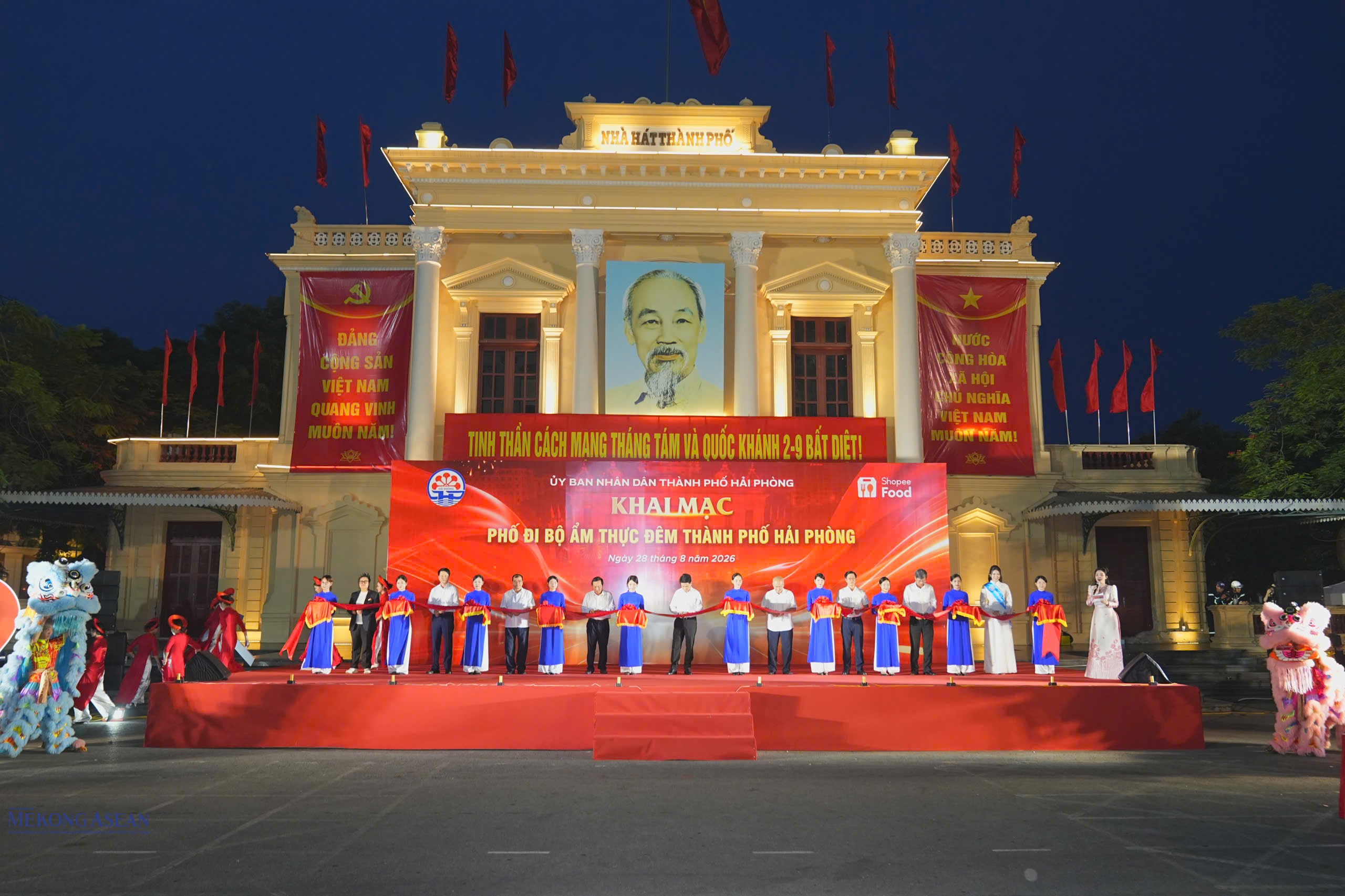 Lãnh đạo thành phố Hải Phòng và các đại biểu thực hiện nghi thức cắt băng khai mạc Phố đi bộ, ẩm thực đêm Hải Phòng. Ảnh: Minh Trang.