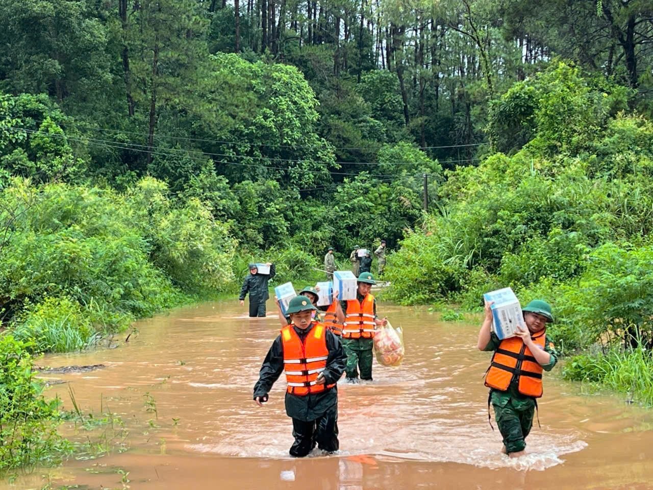 Cán bộ, chiến sĩ Đồn Biên phòng Cửa khẩu Chi Ma vượt nước ngập, vận chuyển lương thực, nhu yếu phẩm hỗ trợ người dân vùng bị cô lập do mưa lũ.