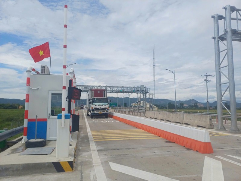 Trong ngày đầu tiên của kỳ nghỉ lễ Quốc khánh 2/9, tổng lưu lượng phương tiện trên 15 đoạn tuyến cao tốc Bắc - Nam đạt hơn 321.770 lượt