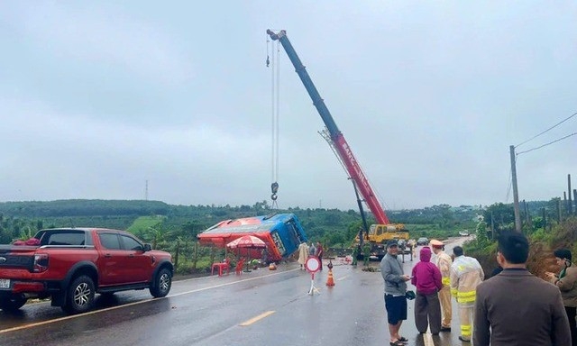 Khẩn trương khắc phục hậu quả vụ lật xe ô tô chở khách tại Gia Lai