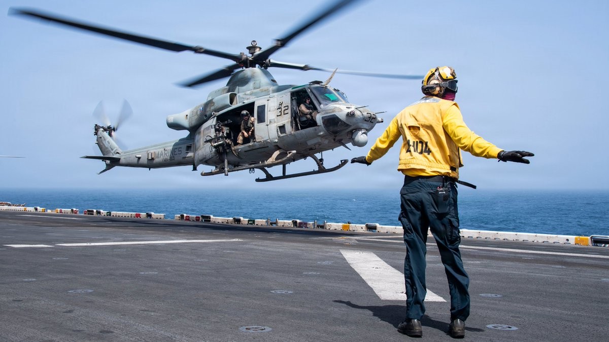 Trực thăng đa nhiệm UH-1Y Venom cất cánh từ boong tàu USS Boxer, thực hiện nhiệm vụ tại Trung Đông. Ảnh: X/@CENTCOM (tài khoản X của Bộ Tư lệnh Trung tâm Mỹ)