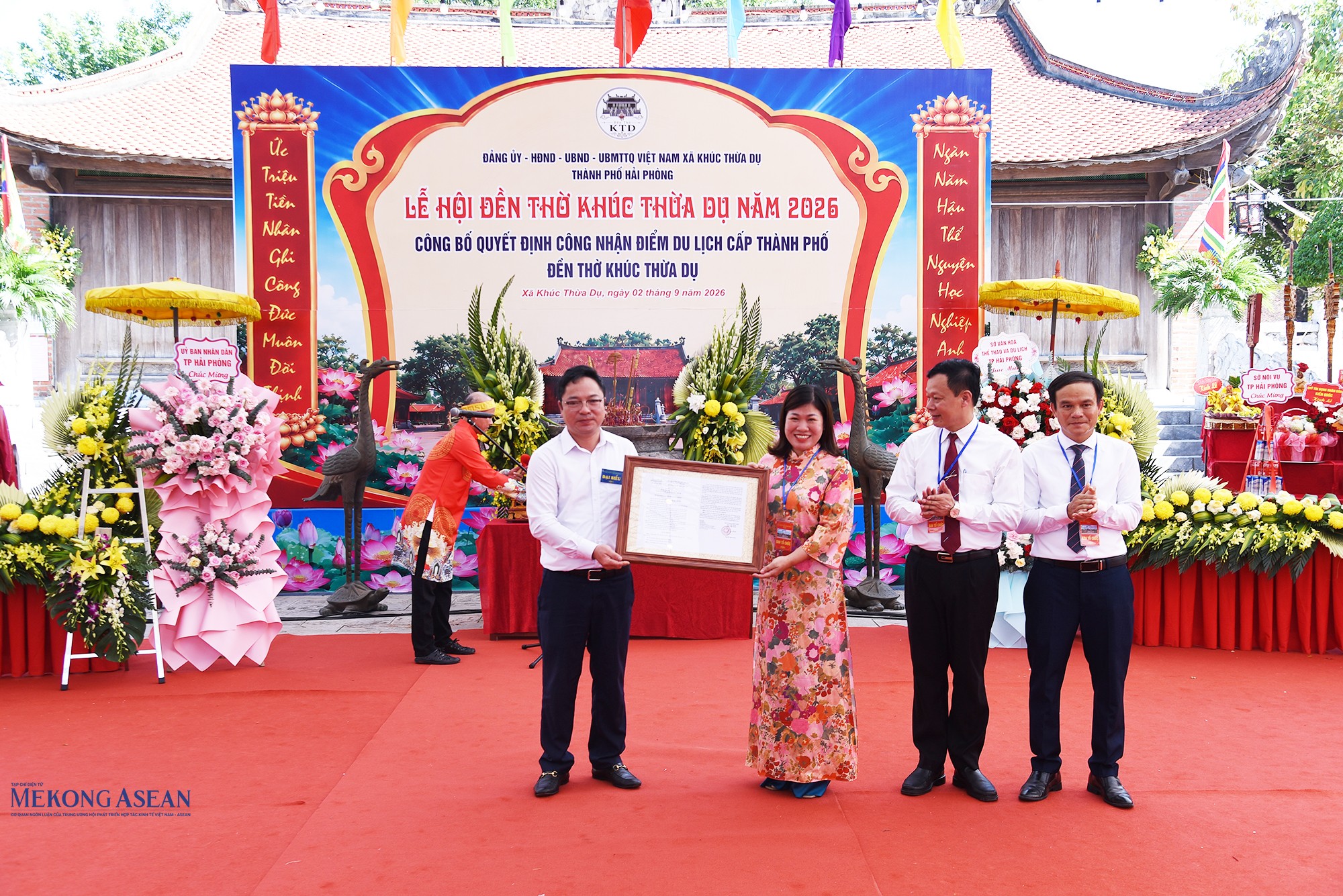 Thừa ủy quyền của Chủ tịch UBND thành phố, ông Nguyễn Thành Trung, Ủy viên Thành ủy, Giám đốc Sở Văn hóa, Thể thao và Du lịch thành phố Hải Phòng trao Quyết định công nhận Điểm du lịch di tích lịch sử quốc gia đền thờ Khúc Thừa Dụ cho lãnh đạo xã Khúc Thừa Dụ. Ảnh: Lâm Hòa.