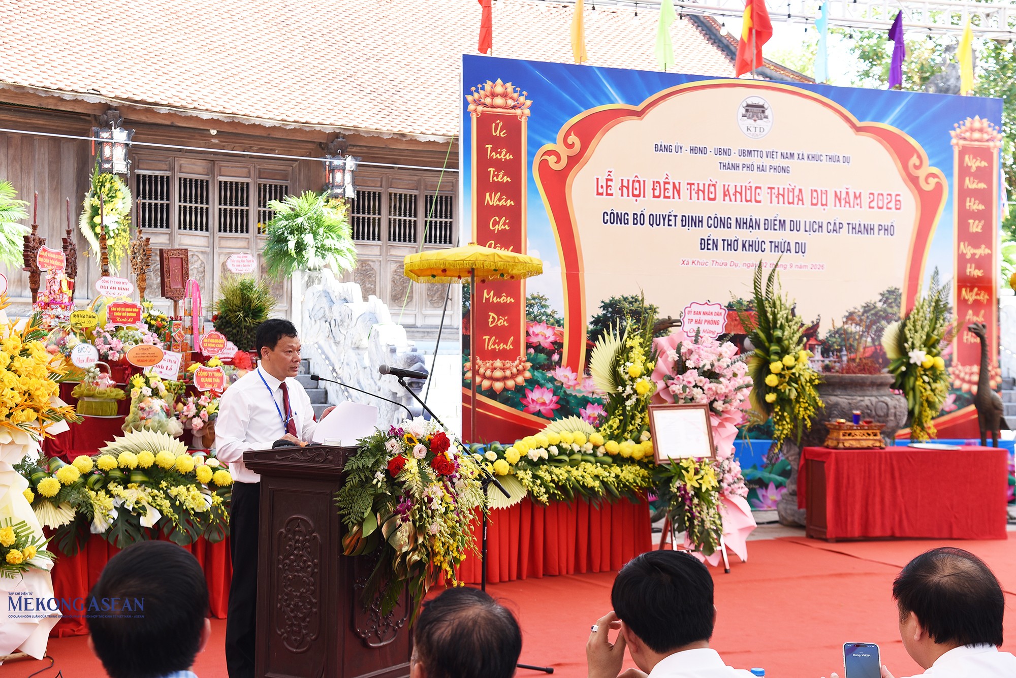 Ông Nguyễn Tuấn Hải, Phó Bí thư Đảng ủy, Chủ tịch UBND xã Khúc Thừa Dụ trình bày diễn văn tại buổi khai mạc. Ảnh: Lâm Hòa.