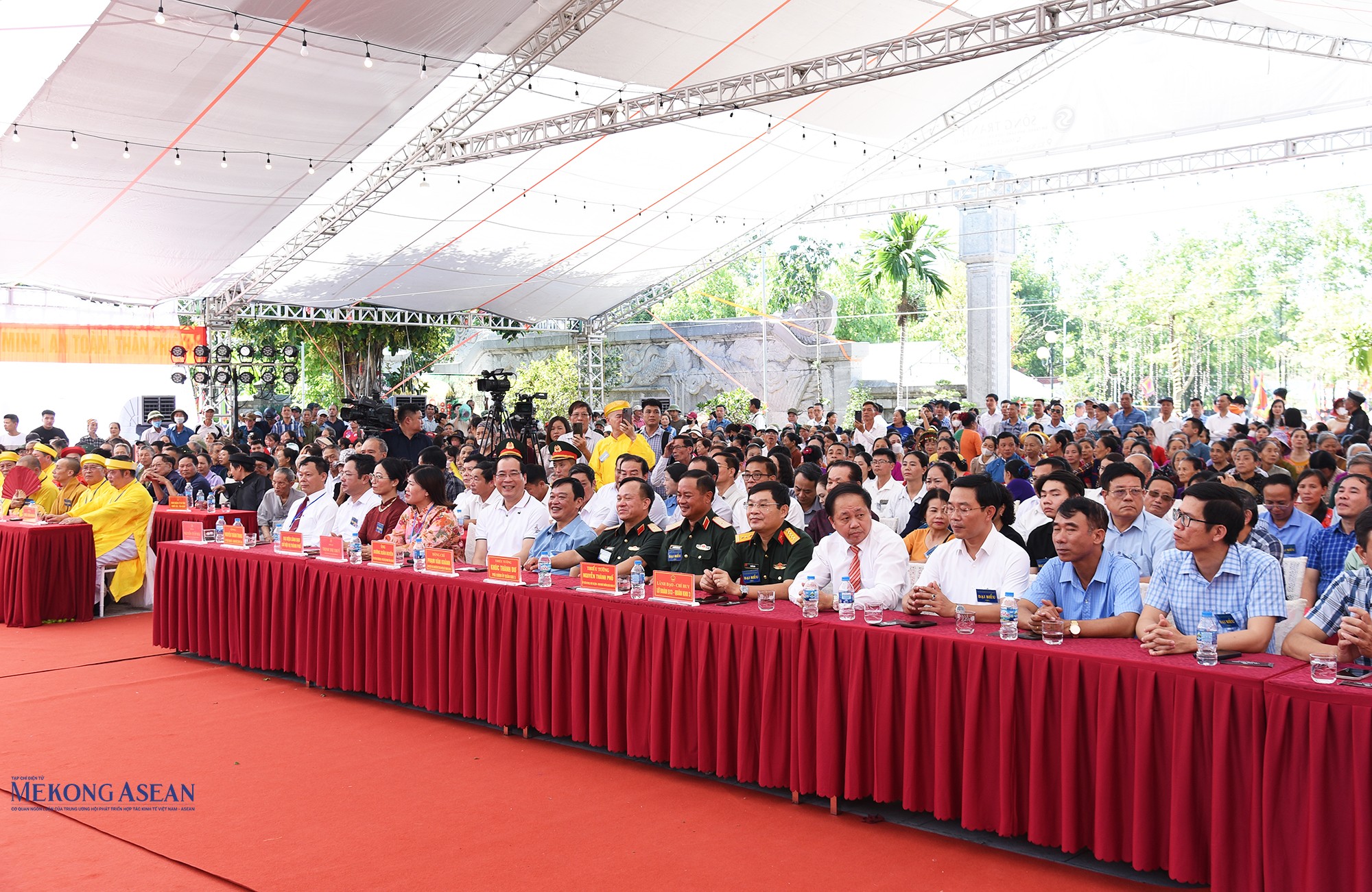 Đông đảo các đại biểu, người dân và du khách dự khai mạc lễ hội. Ảnh: Lâm Hòa.