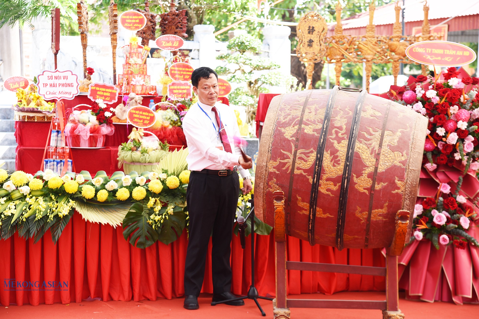 Chủ tịch UBND xã Khúc Thừa Dụ Nguyễn Tuấn Hải đánh trống khai hội. Ảnh: Lâm Hòa.