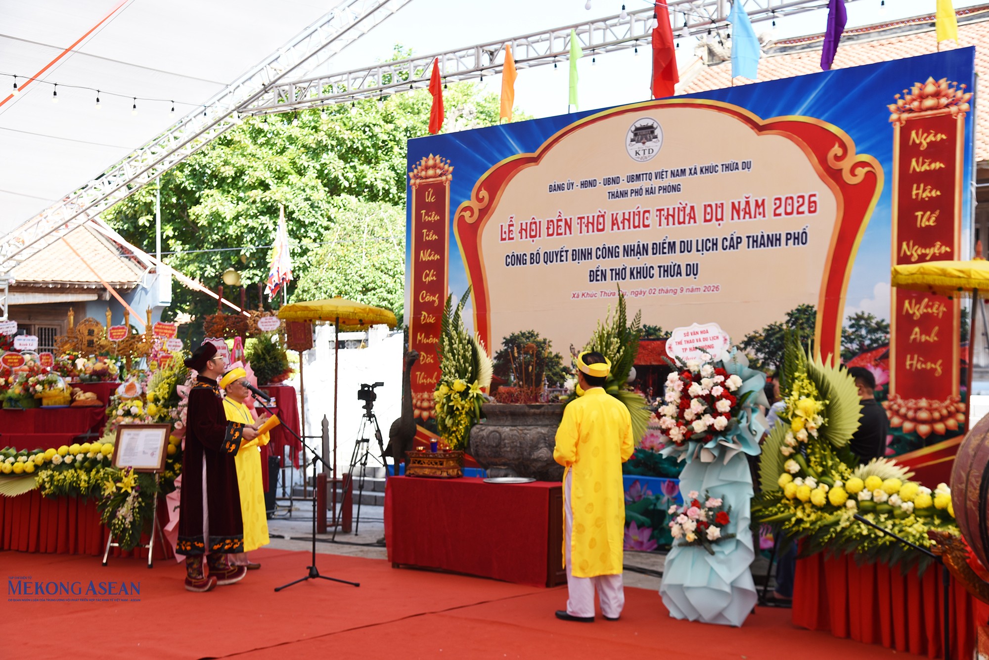 Đọc chúc văn dâng Khúc Tiên chúa. Ảnh: Lâm Hòa.