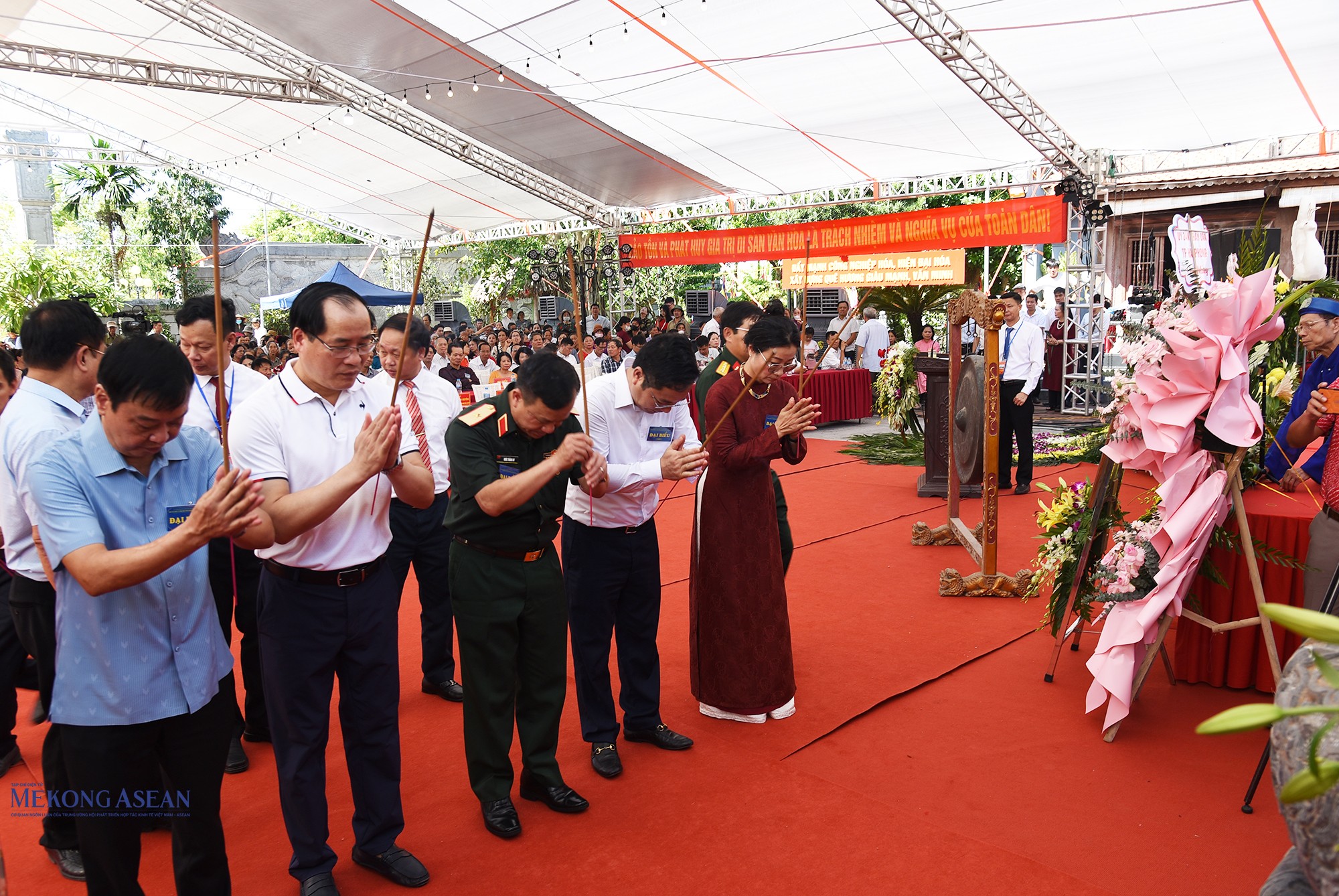 Các đại biểu dâng hương. Ảnh: Lâm Hòa.