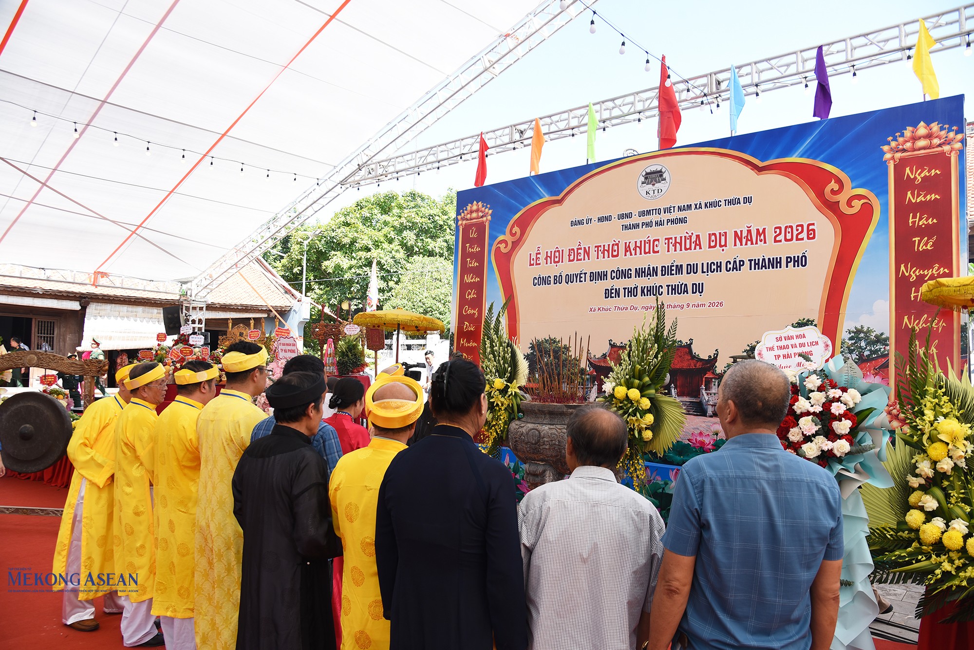 Người dân, du khách và các chi, nhánh họ Khúc ở các tỉnh, thành phố về dâng hương. Ảnh: Lâm Hòa.