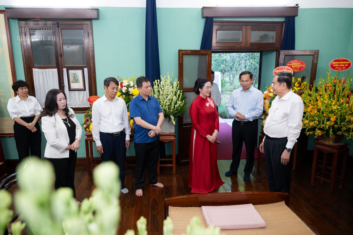Chủ tịch Quốc hội Trần Thanh Mẫn trò chuyện với cán bộ Ban quản lý Khu di tích 