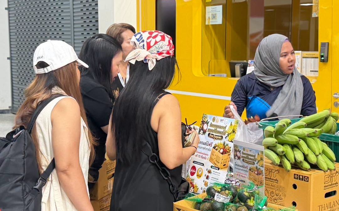 Hành khách có thể mua trái cây tại sân bay. Ảnh: Cục Nội thương Thái Lan