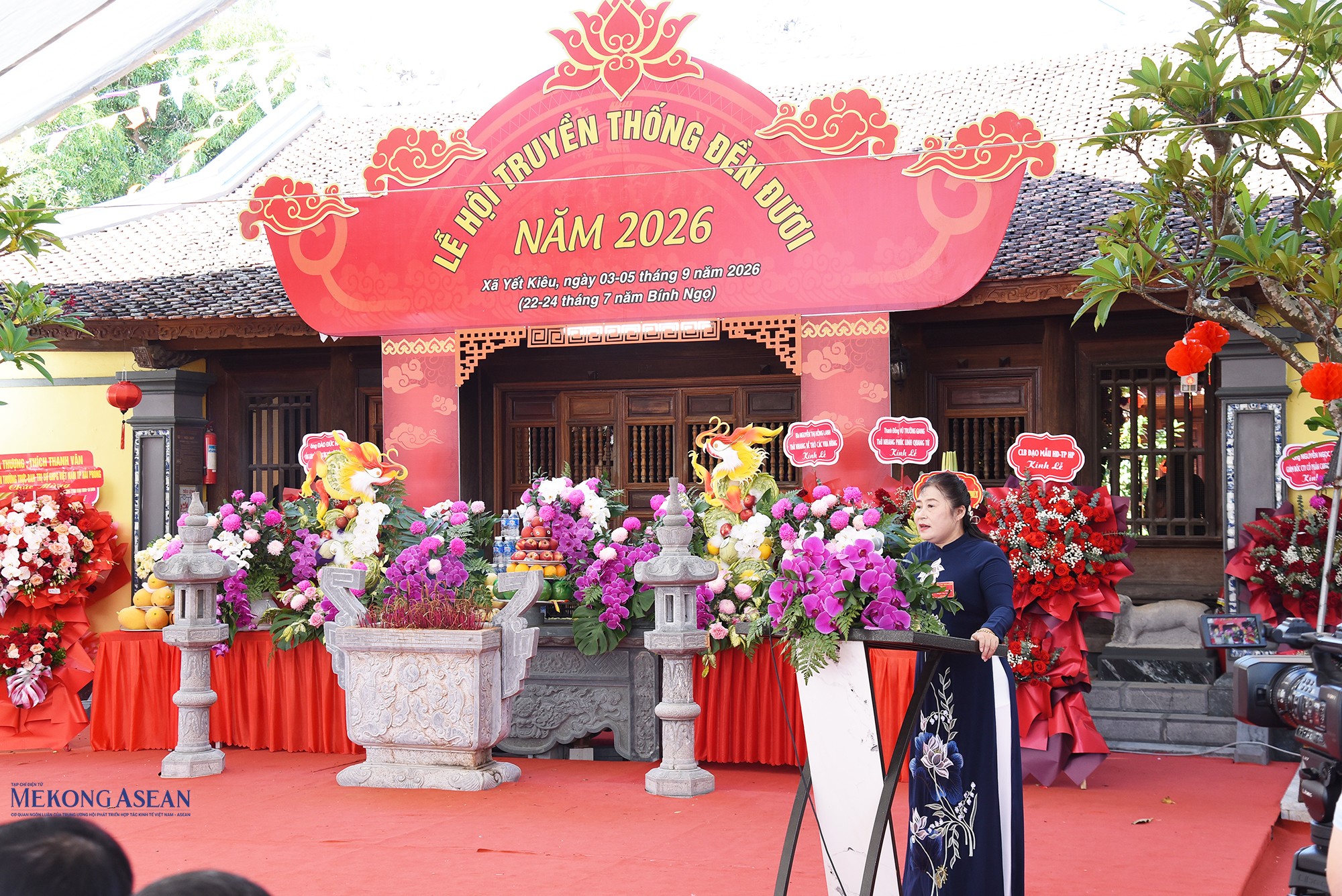 Bà Phạm Thị Thu, Phó Bí thư Đảng ủy, Chủ tịch UBND xã Yết Kiêu đọc diễn văn tại lễ khai hội. Ảnh: Lâm Hòa/Mekong ASEAN.
